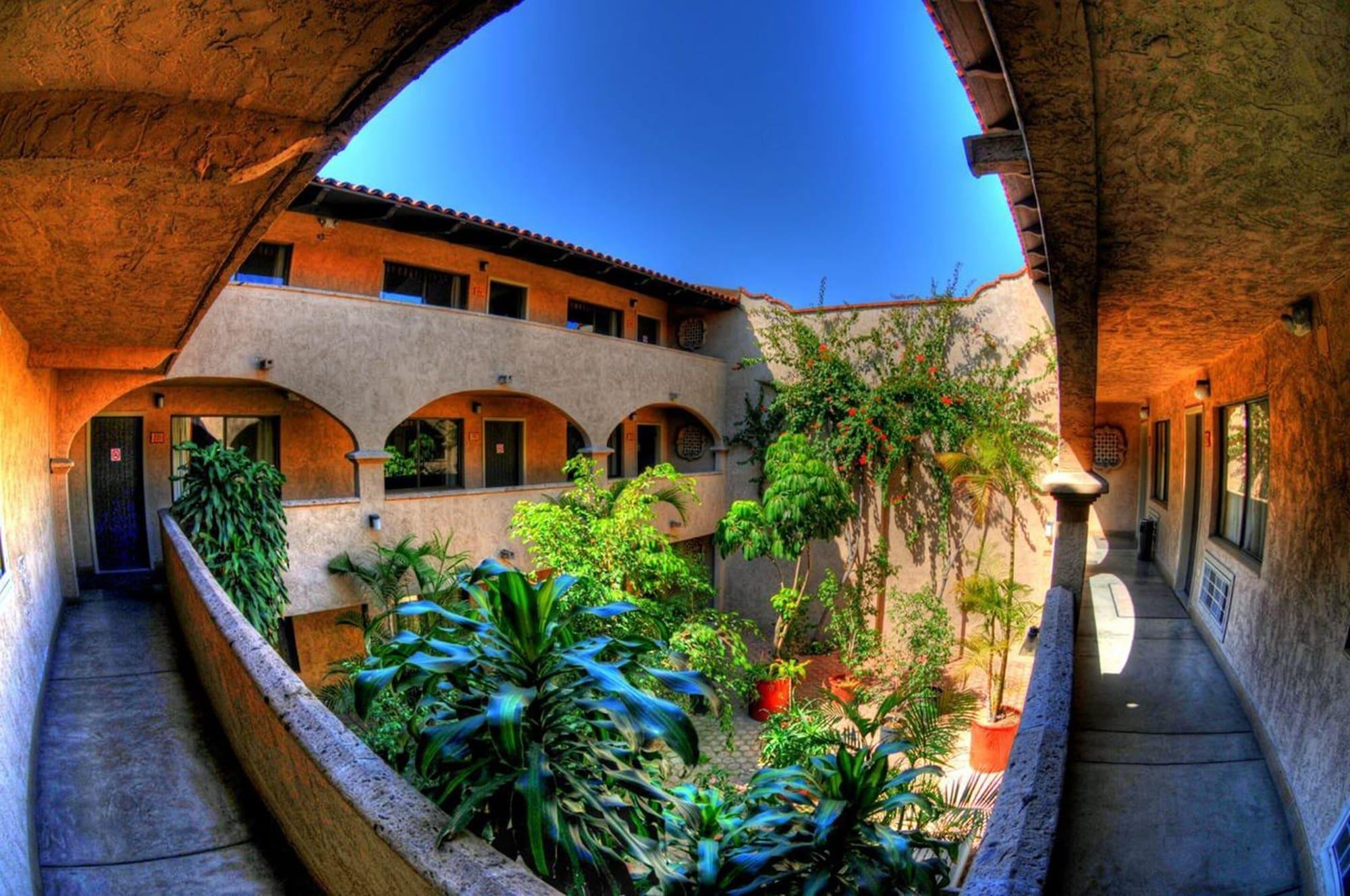 La Villa De Zaragoza Тихуана Экстерьер фото